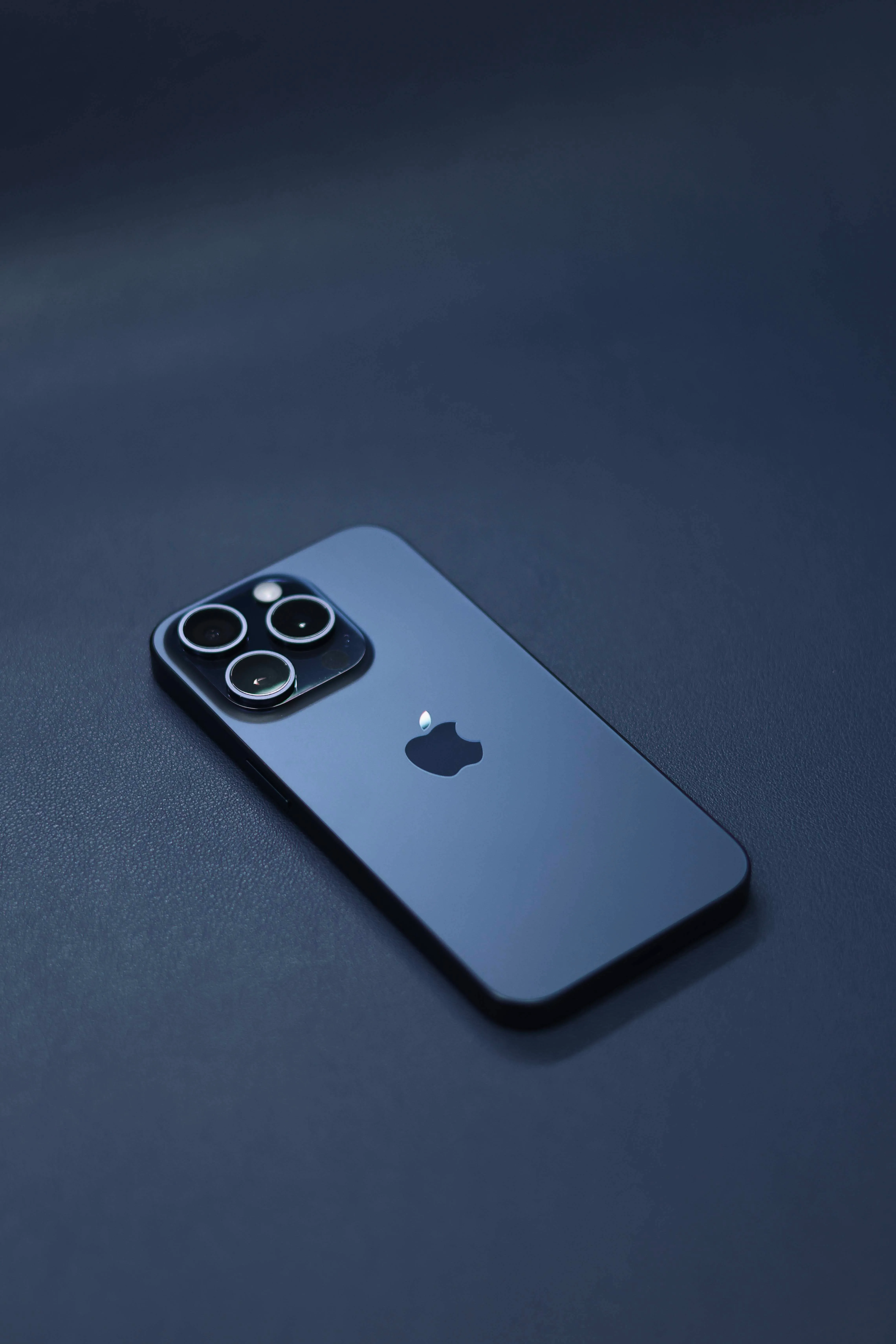 展品 #002: iPhone 15 Pro - 钛金属的重量